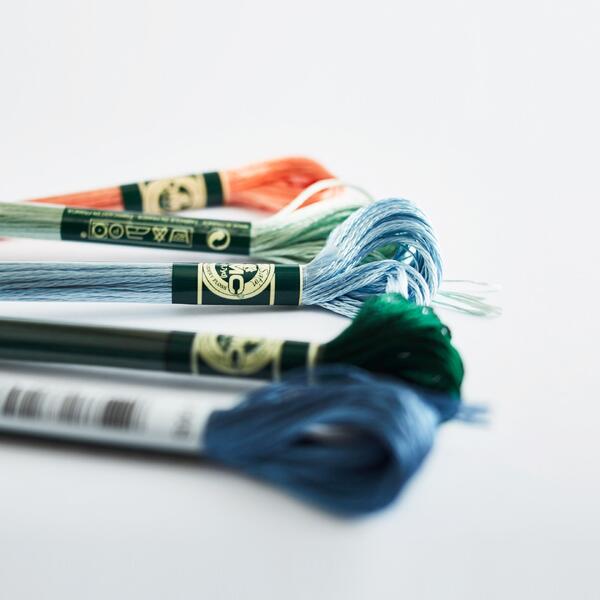 DMC Mouliné Satin 8 m, tilgjengelig i flere farger