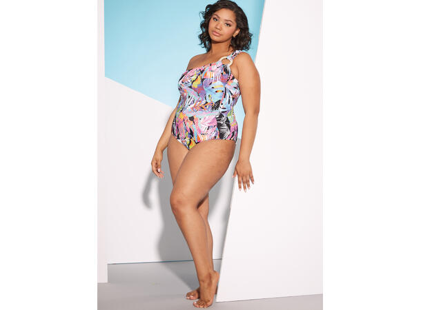 McCall's 8330 - Badedrakt og bikini.