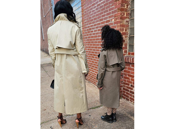 KnowME 2070 - Trench coat.