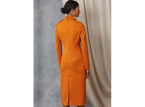 Vogue 2045 - Kjole med brystlomme.