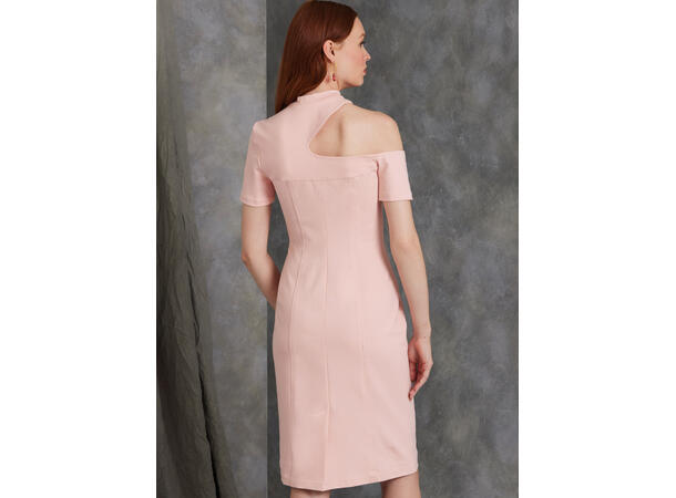 Vogue 1969 - Kjole med skulderdetaljer.