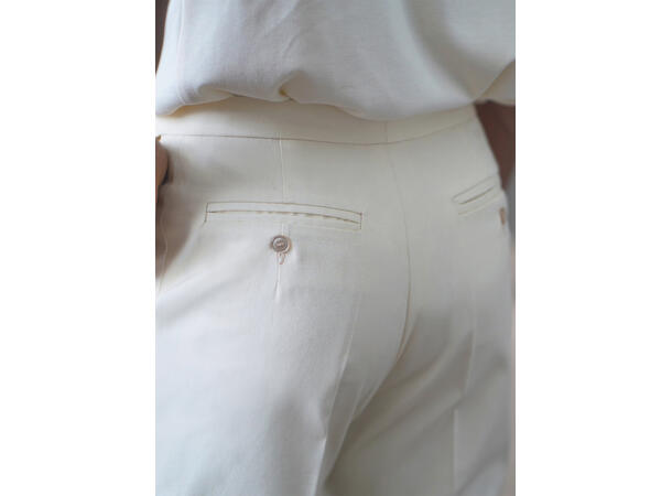 KnowME 2035 - Poloskjorte og bukse til herre.