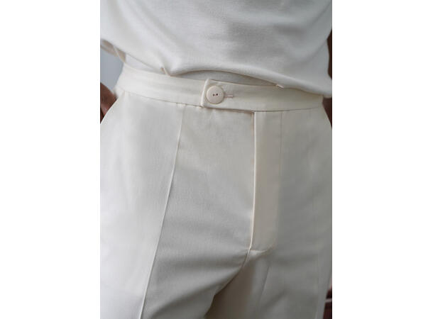 KnowME 2035 - Poloskjorte og bukse til herre.