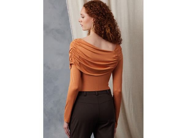 Vogue 2049 - Body med lange ermer.