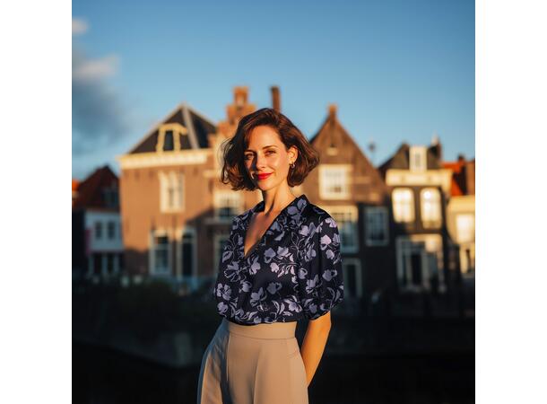 Bomull sateng blomster Marine med lilla blomster 